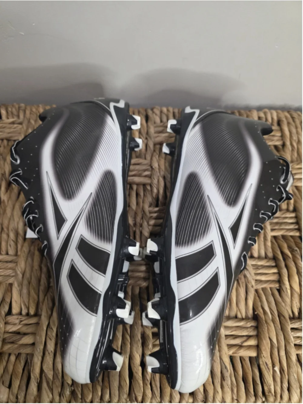 Reebok NFL Equipment NWOB $140 Men's Boys Football Cleats Size 13.5 Black White